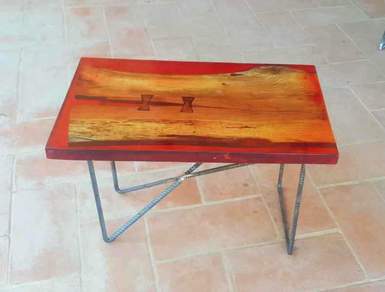 tavolino realizzato a mano con legno riciclato e resina