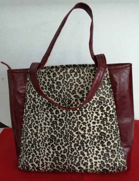 BORSA CON INSERTI DI CAVALLINO SINTETICI
